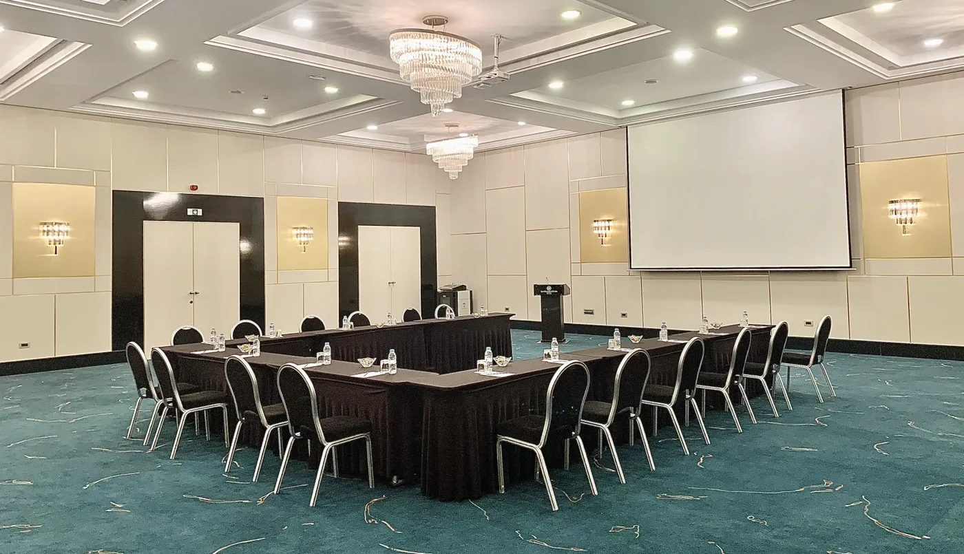 Salle de réunion aménagée pour une conférence